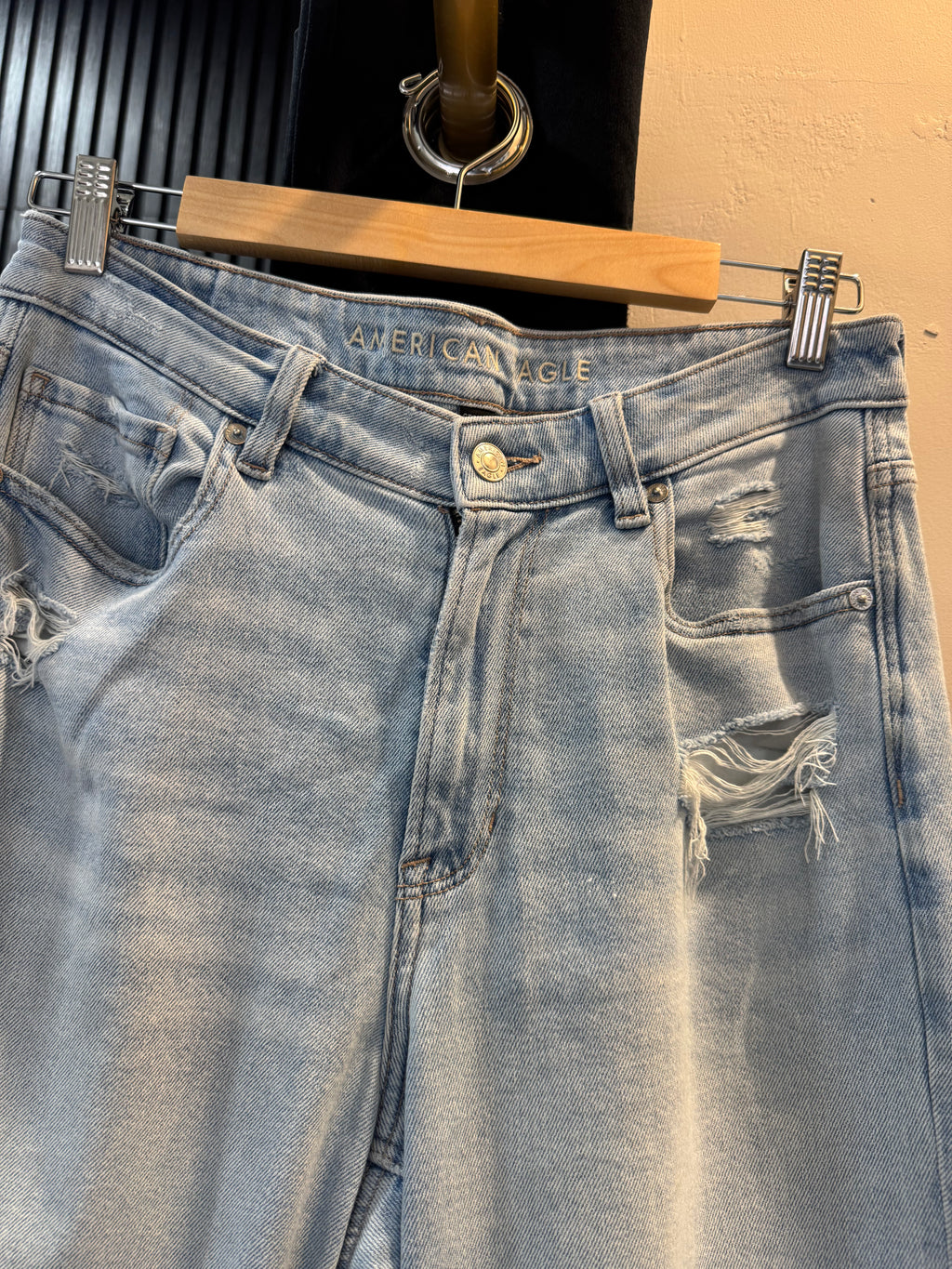 American Eagle Light Wash Distressed Jeans – Size 16