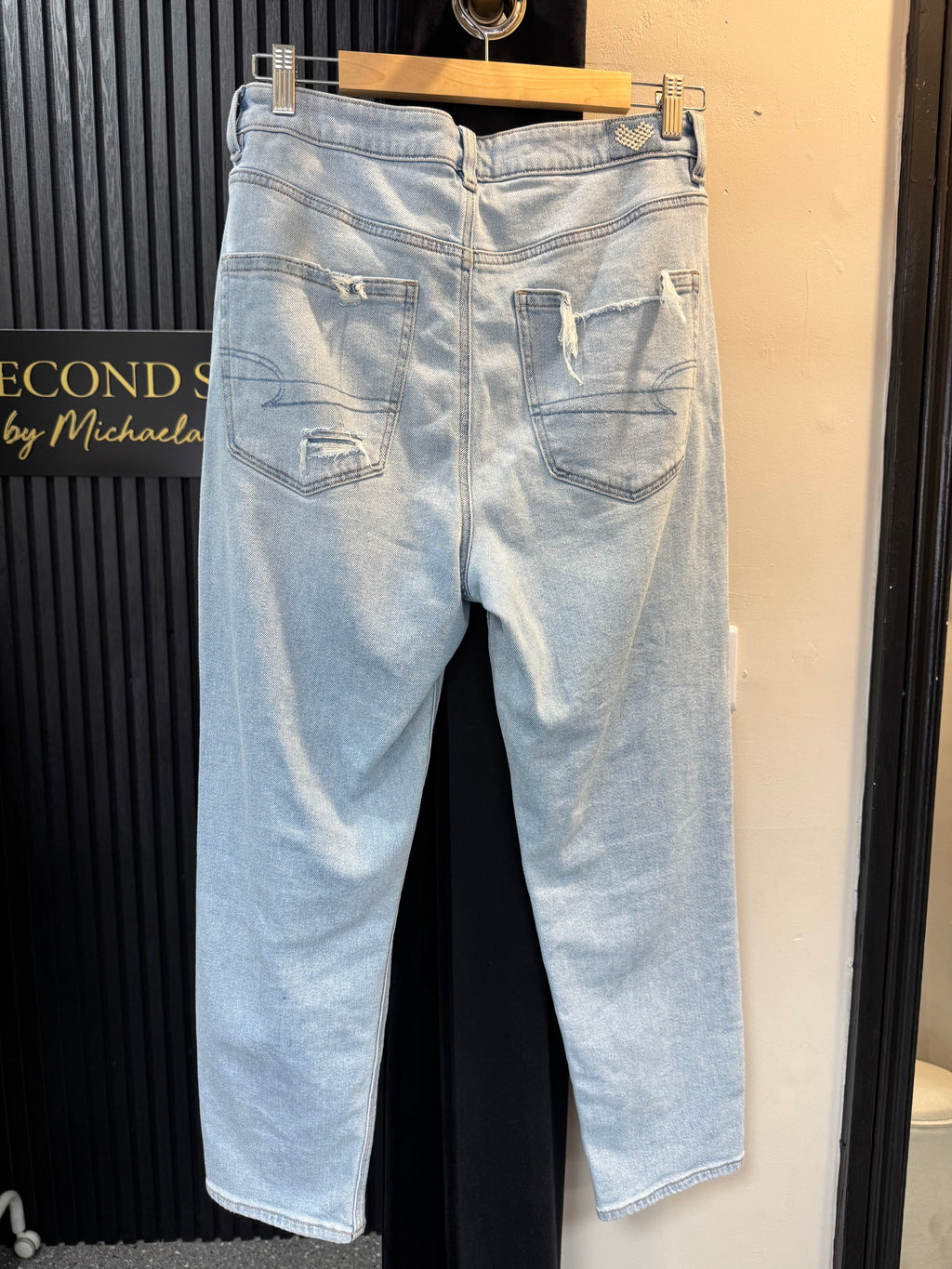 American Eagle Light Wash Distressed Jeans – Size 16