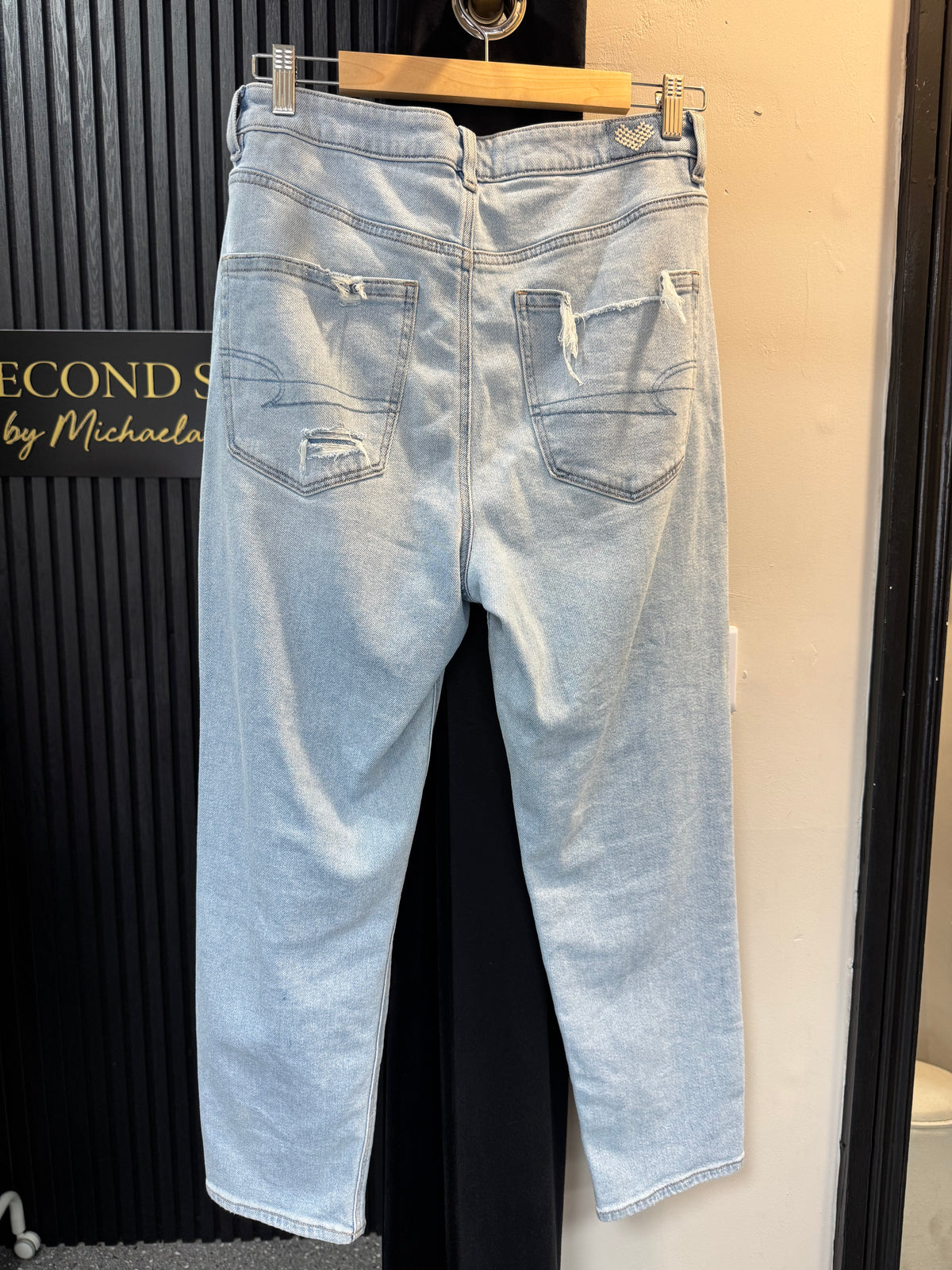 American Eagle Light Wash Distressed Jeans – Size 16