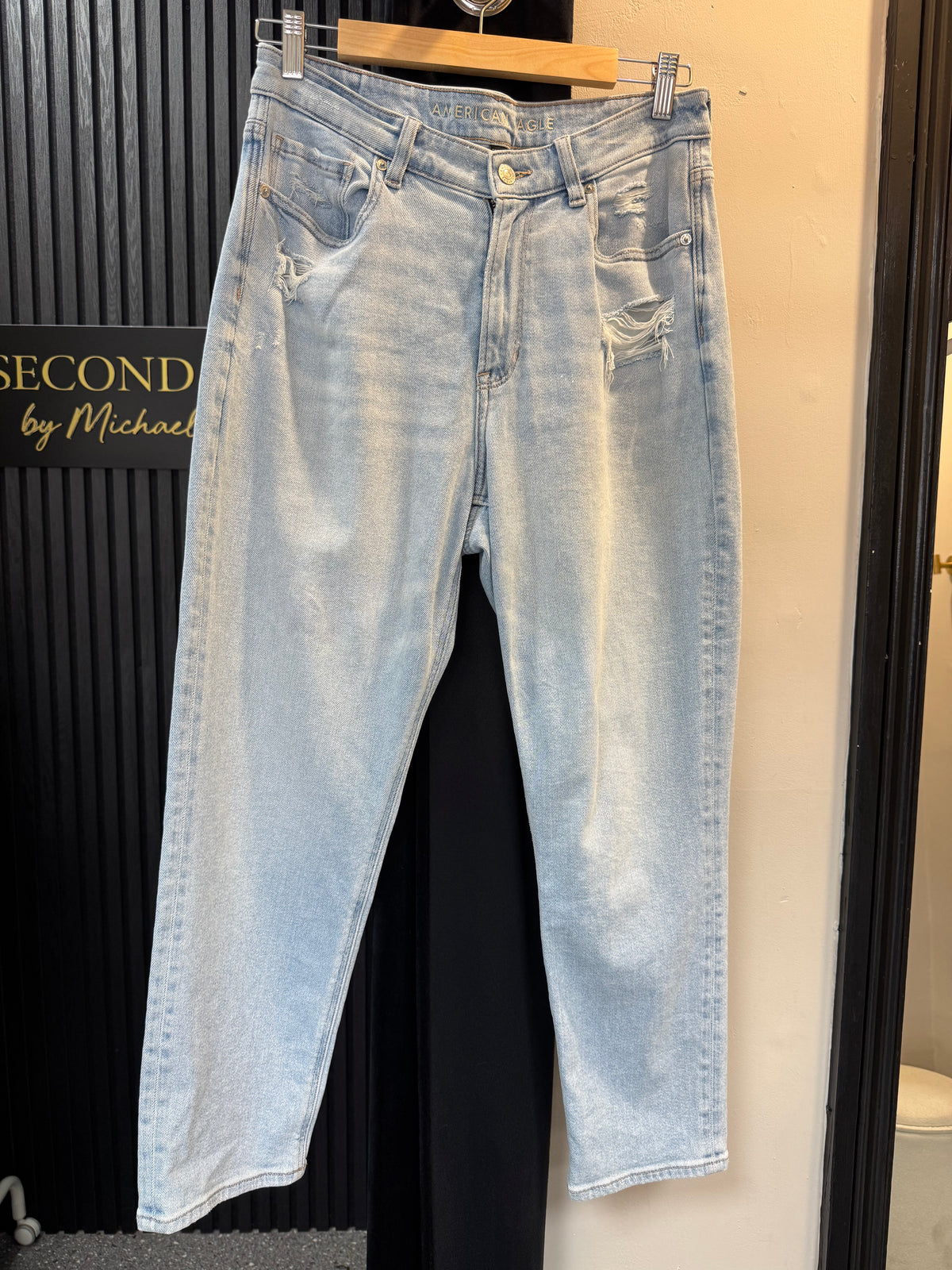 American Eagle Light Wash Distressed Jeans – Size 16