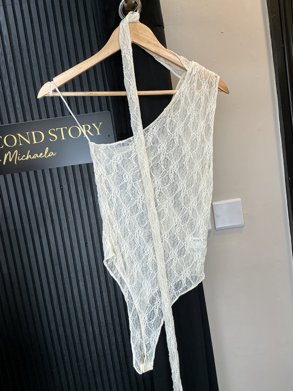 Zara Cream Lace One Shoulder Scarf Bodysuit - size M