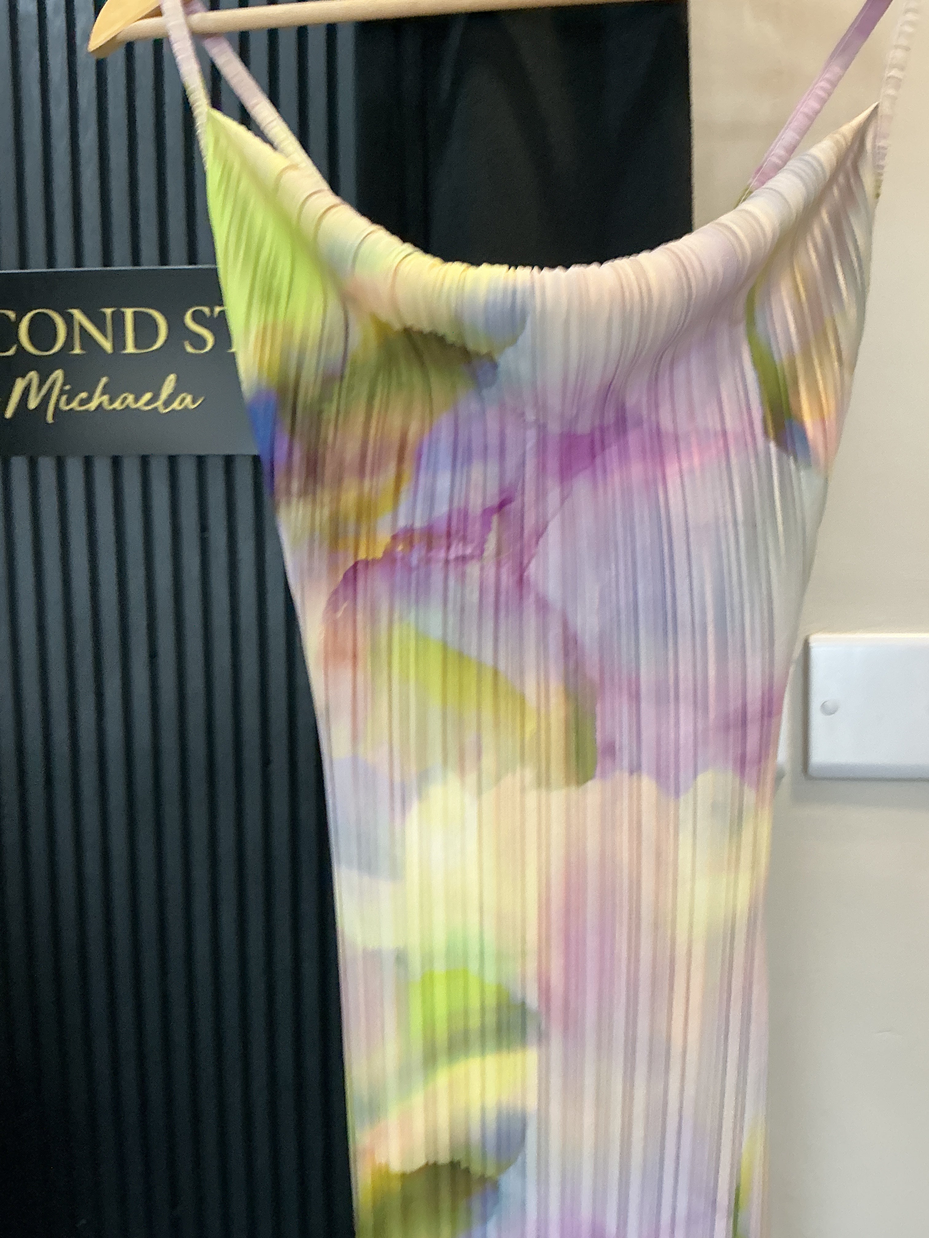 PrettyLittleThing Pastel Abstract Pleated Maxi Dress – Size 8