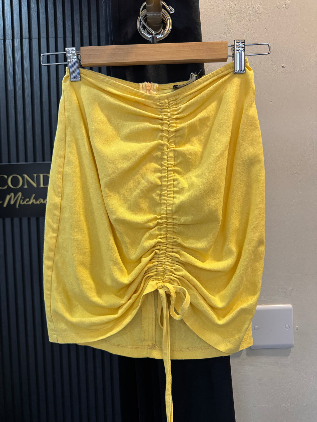 PrettyLittleThing Yellow Linen-Look Ruched Mini Skirt – Size 6