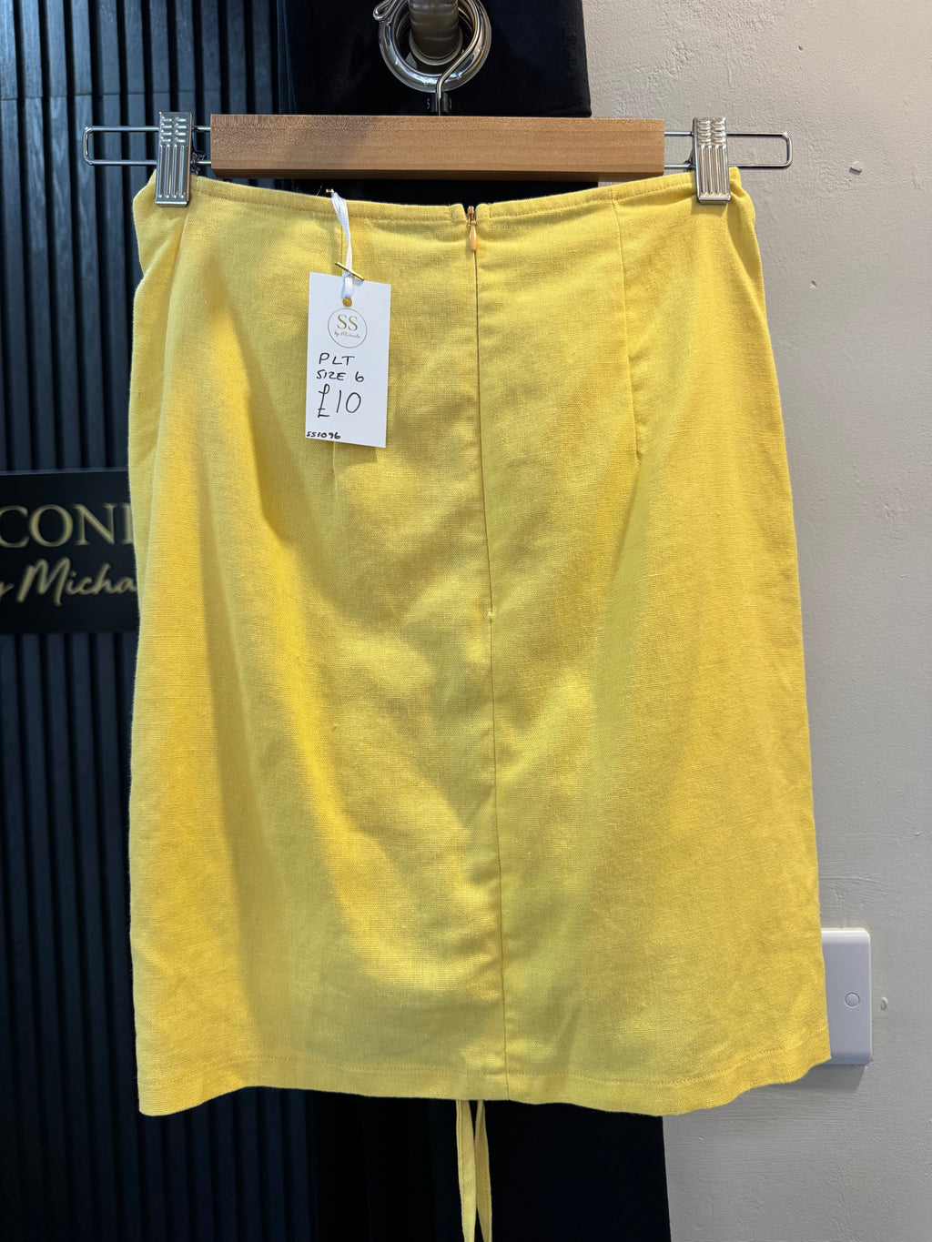 PrettyLittleThing Yellow Linen-Look Ruched Mini Skirt – Size 6