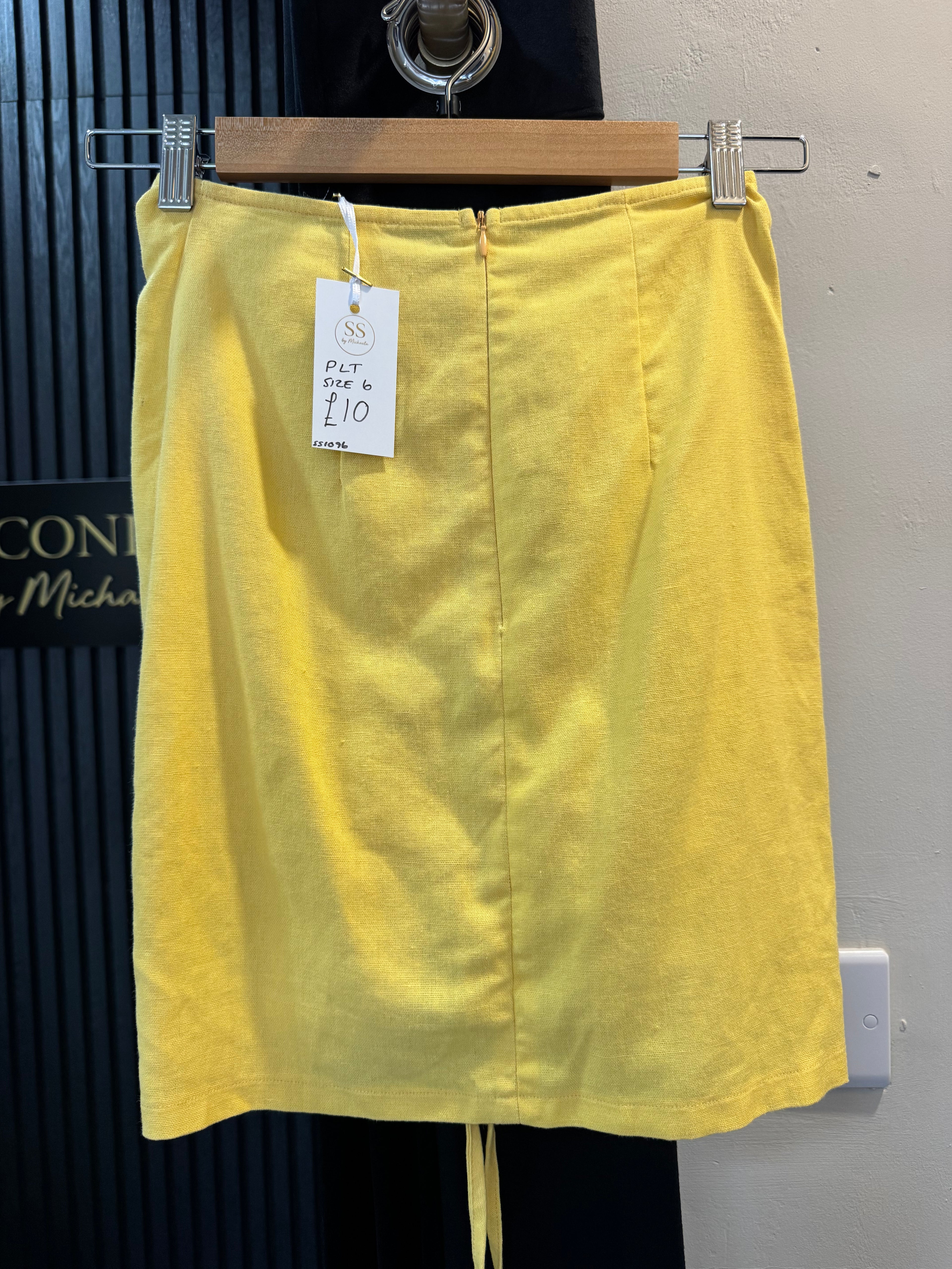 PrettyLittleThing Yellow Linen-Look Ruched Mini Skirt – Size 6