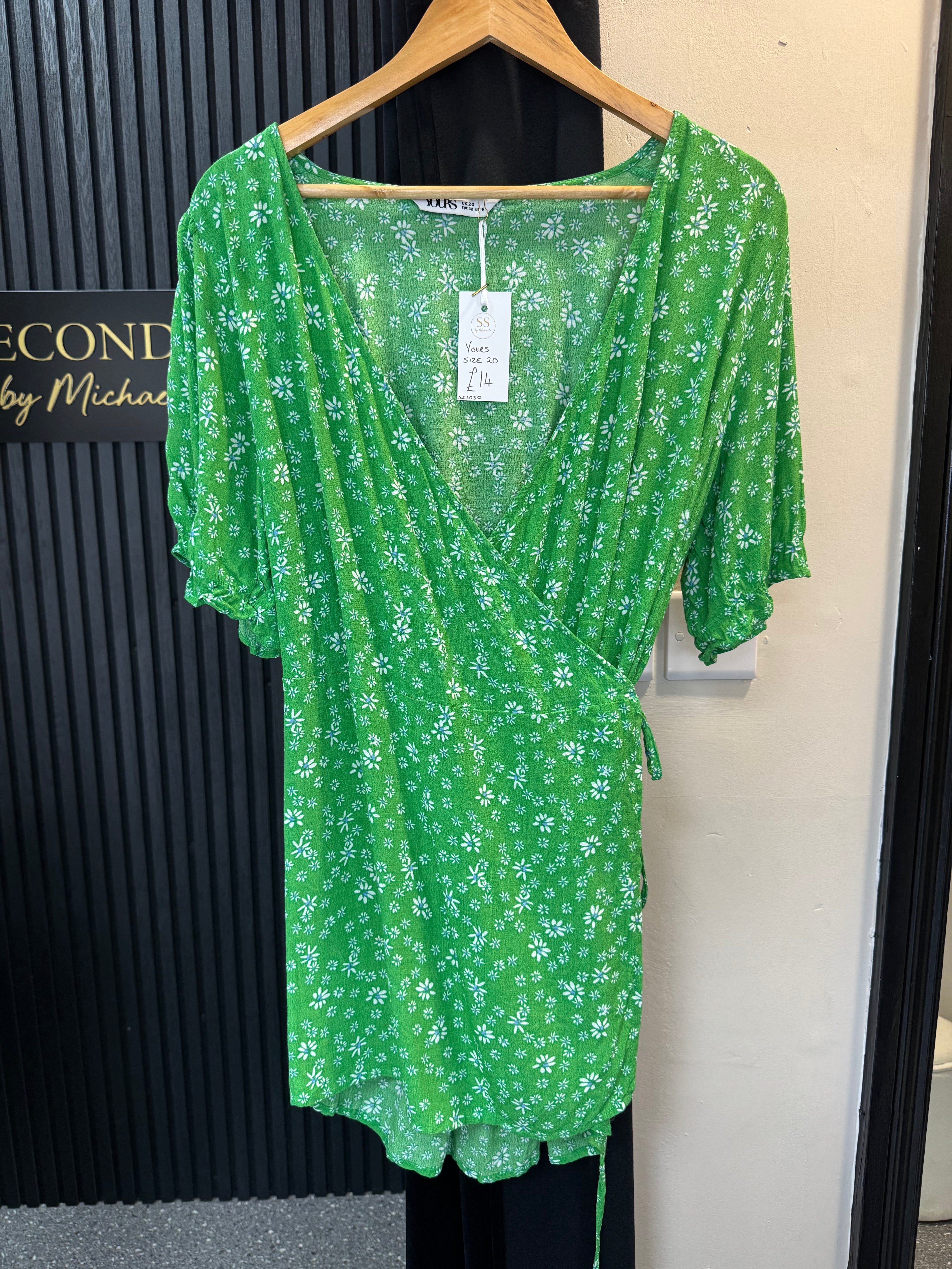 Yours Green Floral Wrap Top – Size 20