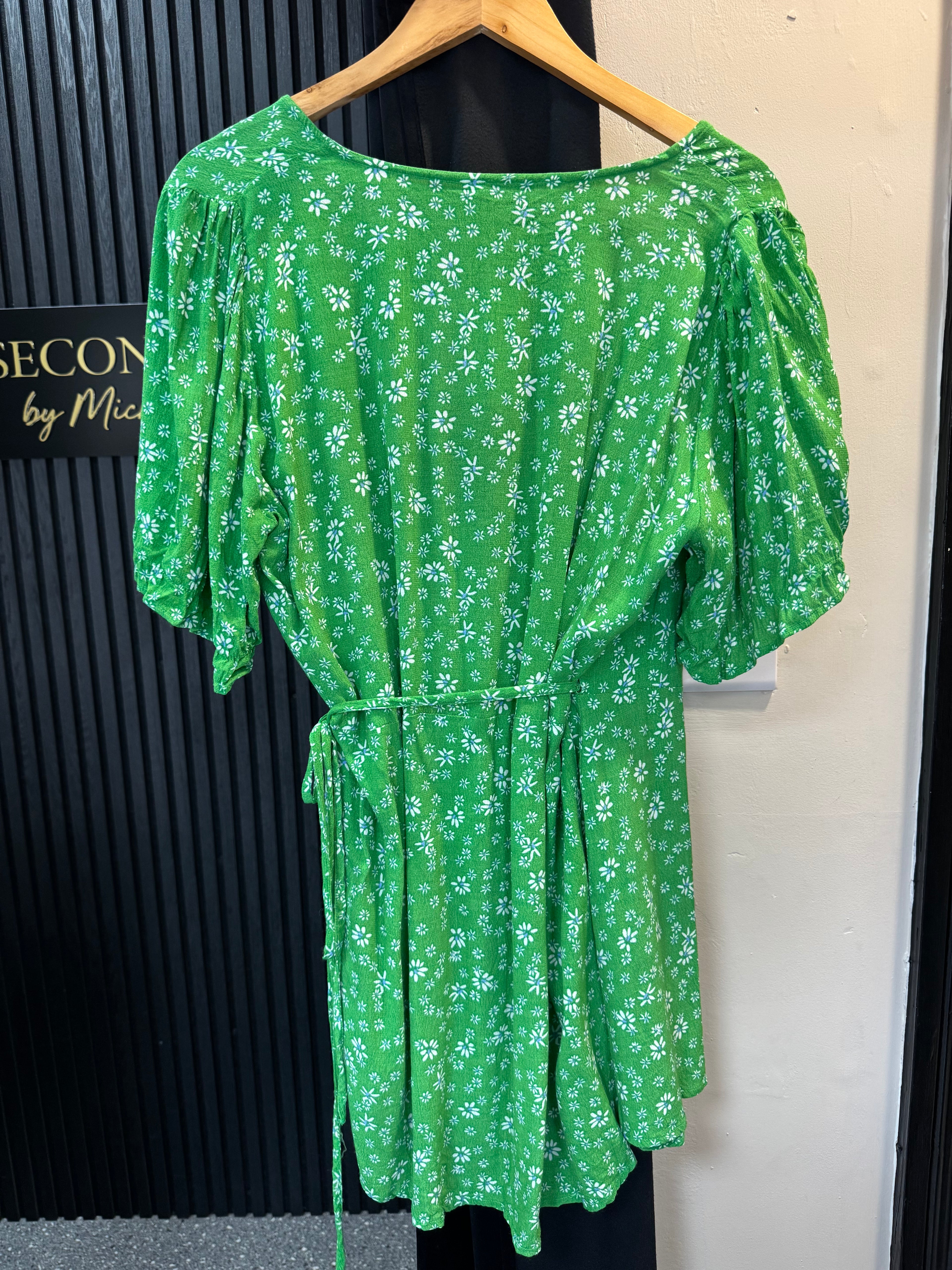 Yours Green Floral Wrap Top – Size 20