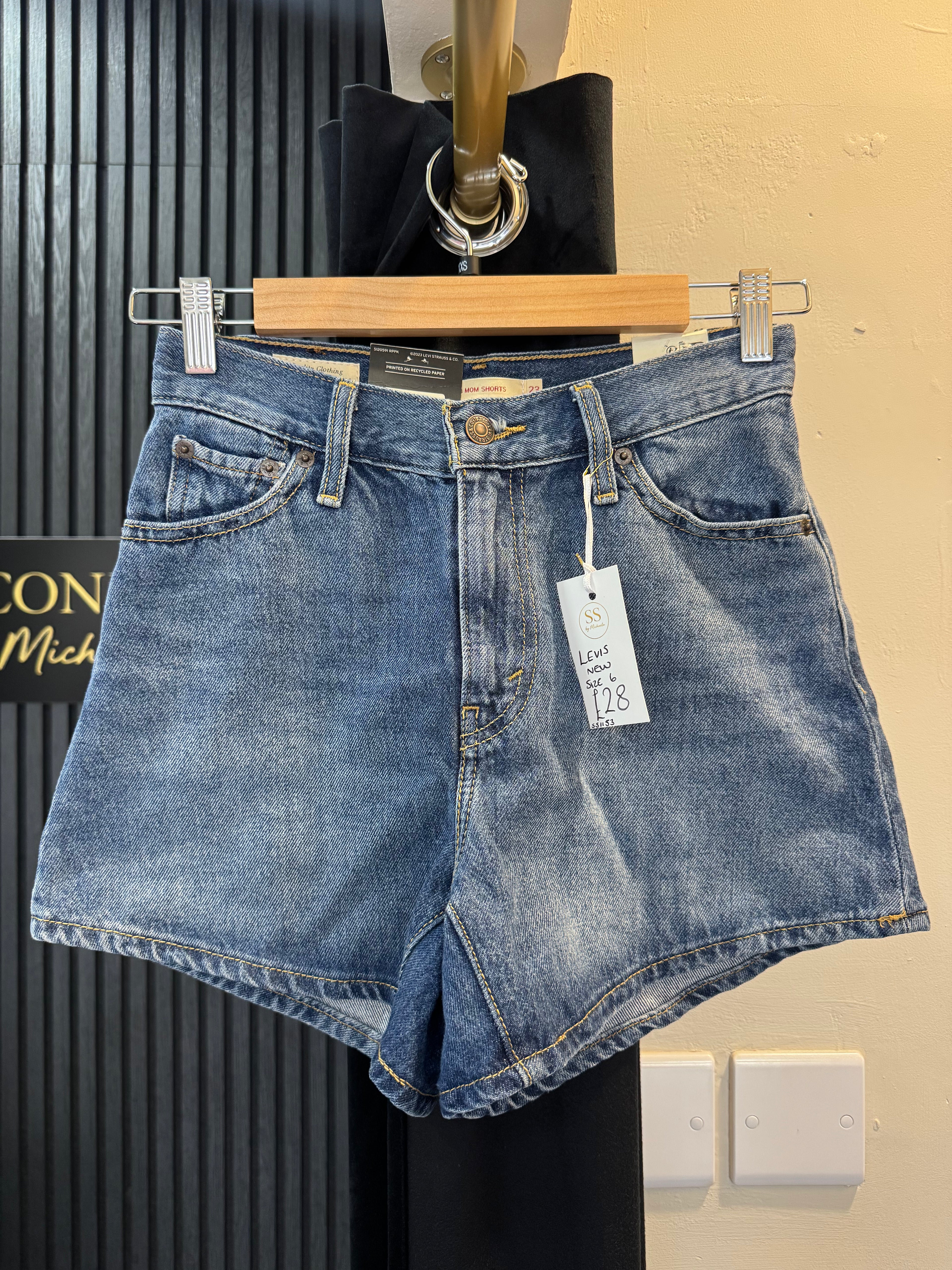 Levi’s ’80s Mom Denim Shorts – Waist 23 (size 6) – New