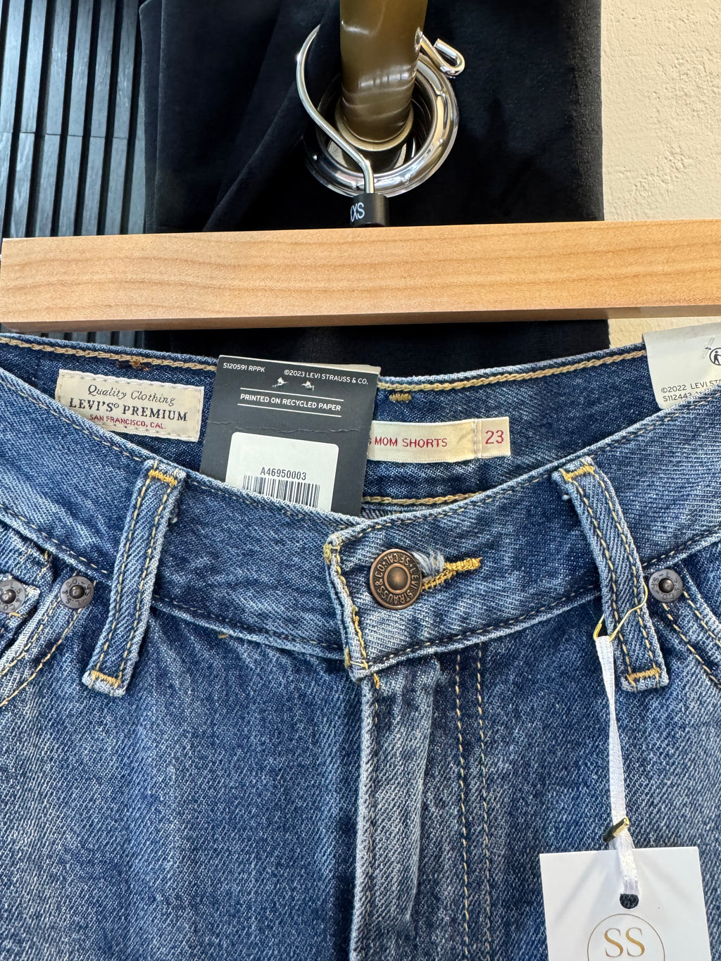 Levi’s ’80s Mom Denim Shorts – Waist 23 (size 6) – New