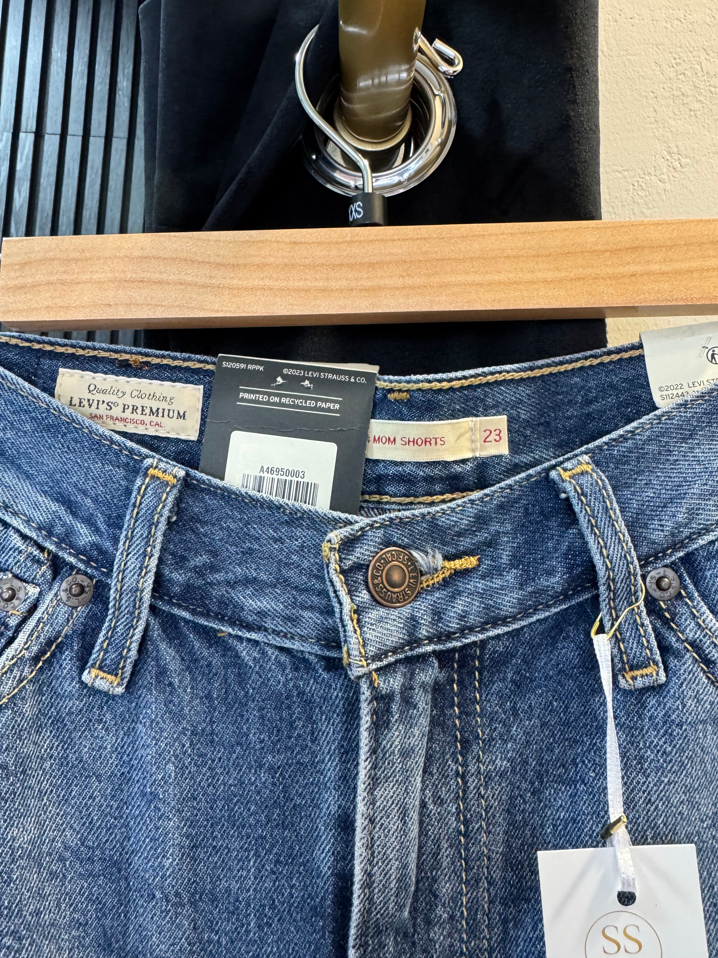 Levi’s ’80s Mom Denim Shorts – Waist 23 (size 6) – New