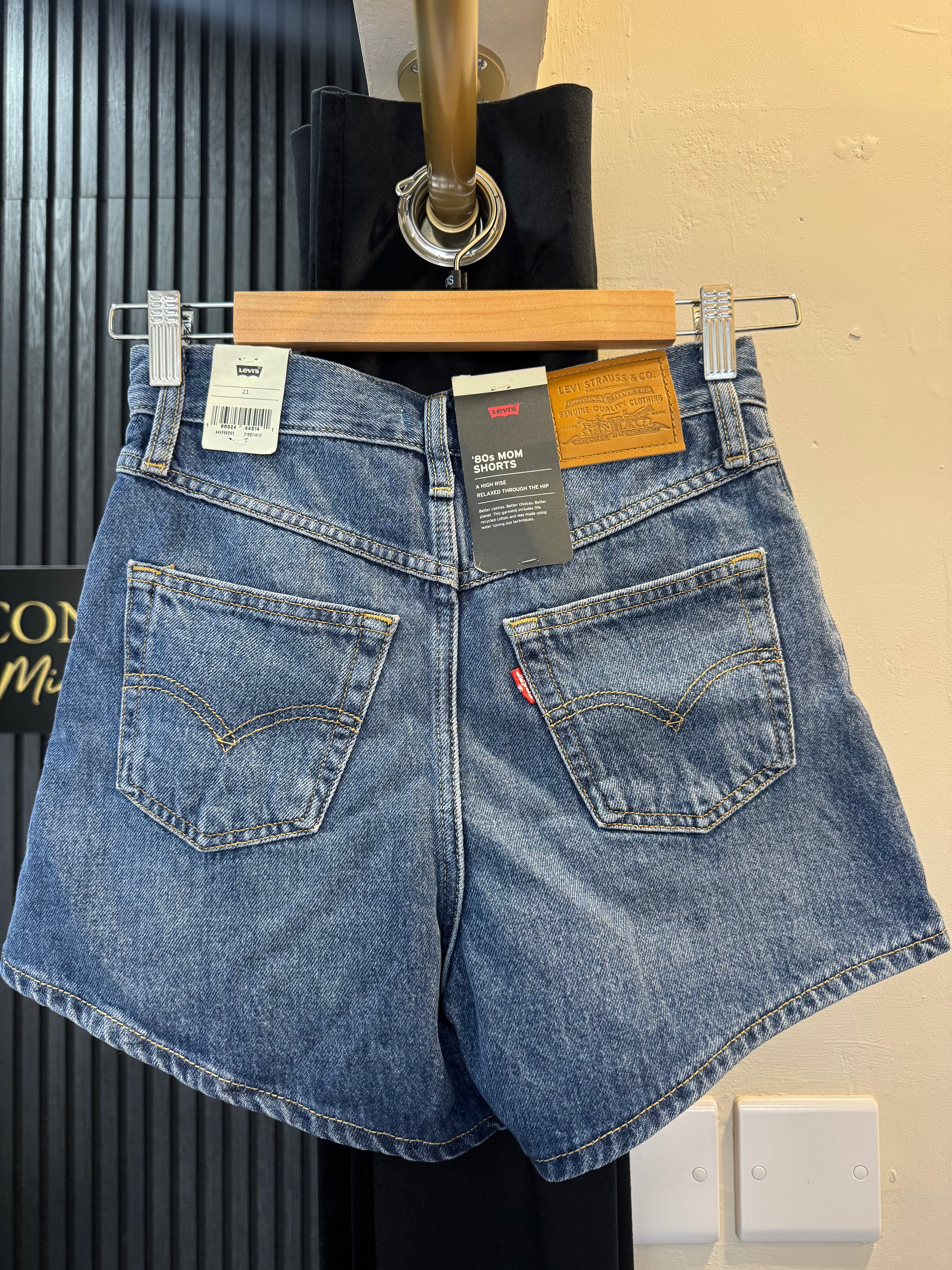 Levi’s ’80s Mom Denim Shorts – Waist 23 (size 6) – New