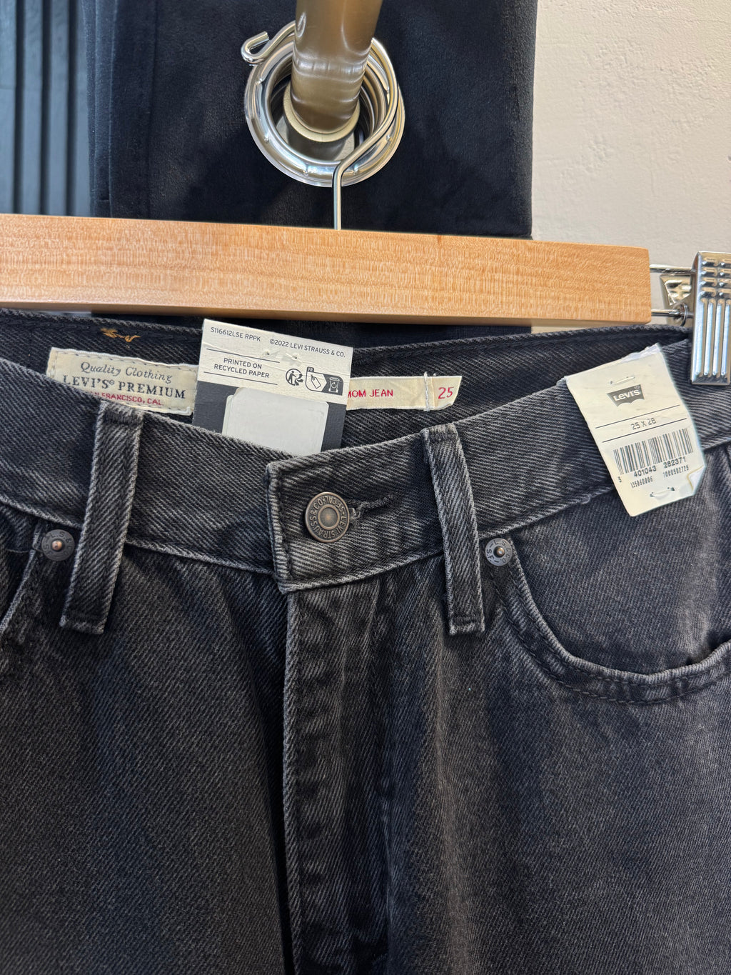 Levi’s ’80s Mom Jeans – Washed Black – W25 L28 (size 8) New