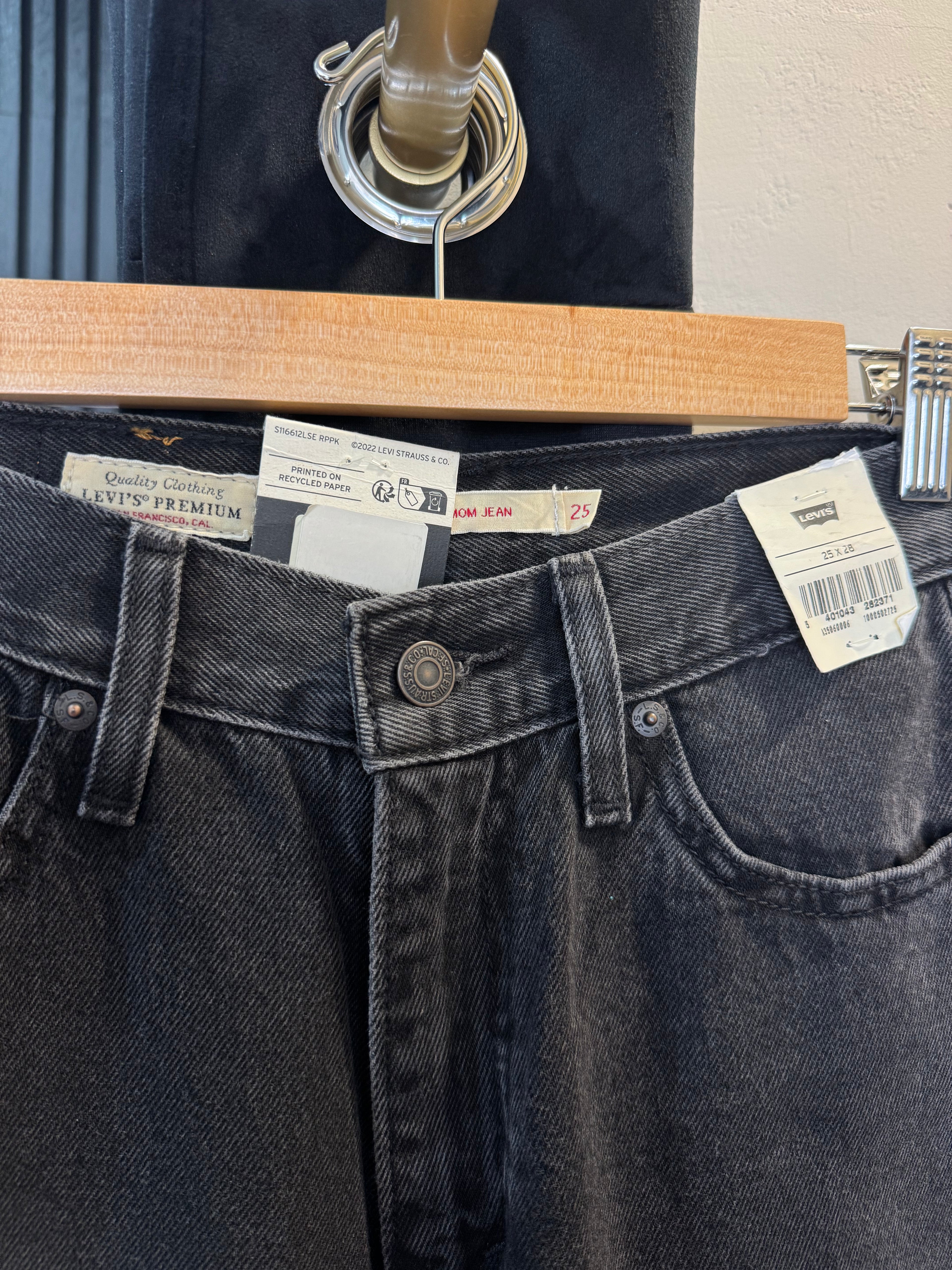 Levi’s ’80s Mom Jeans – Washed Black – W25 L28 (size 8) New
