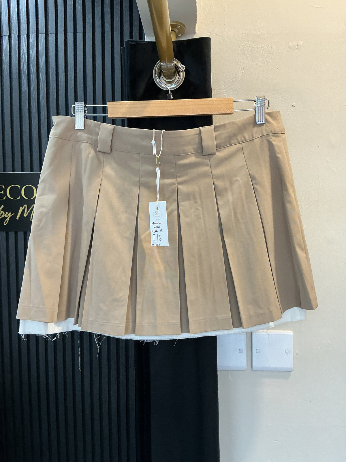 Monki Beige Pleated Layered Mini Skirt – Size 14 New