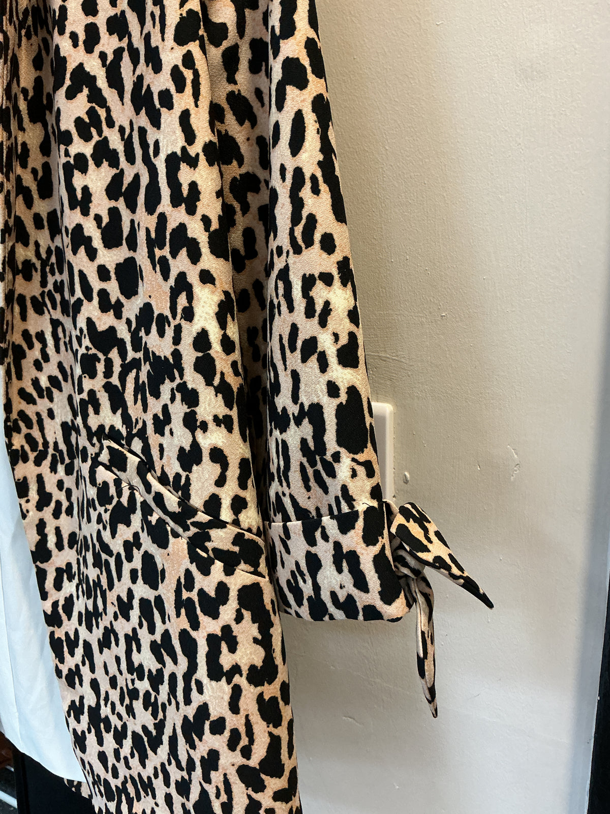 River Island Leopard Print Tie-Cuff Blazer – Size 6