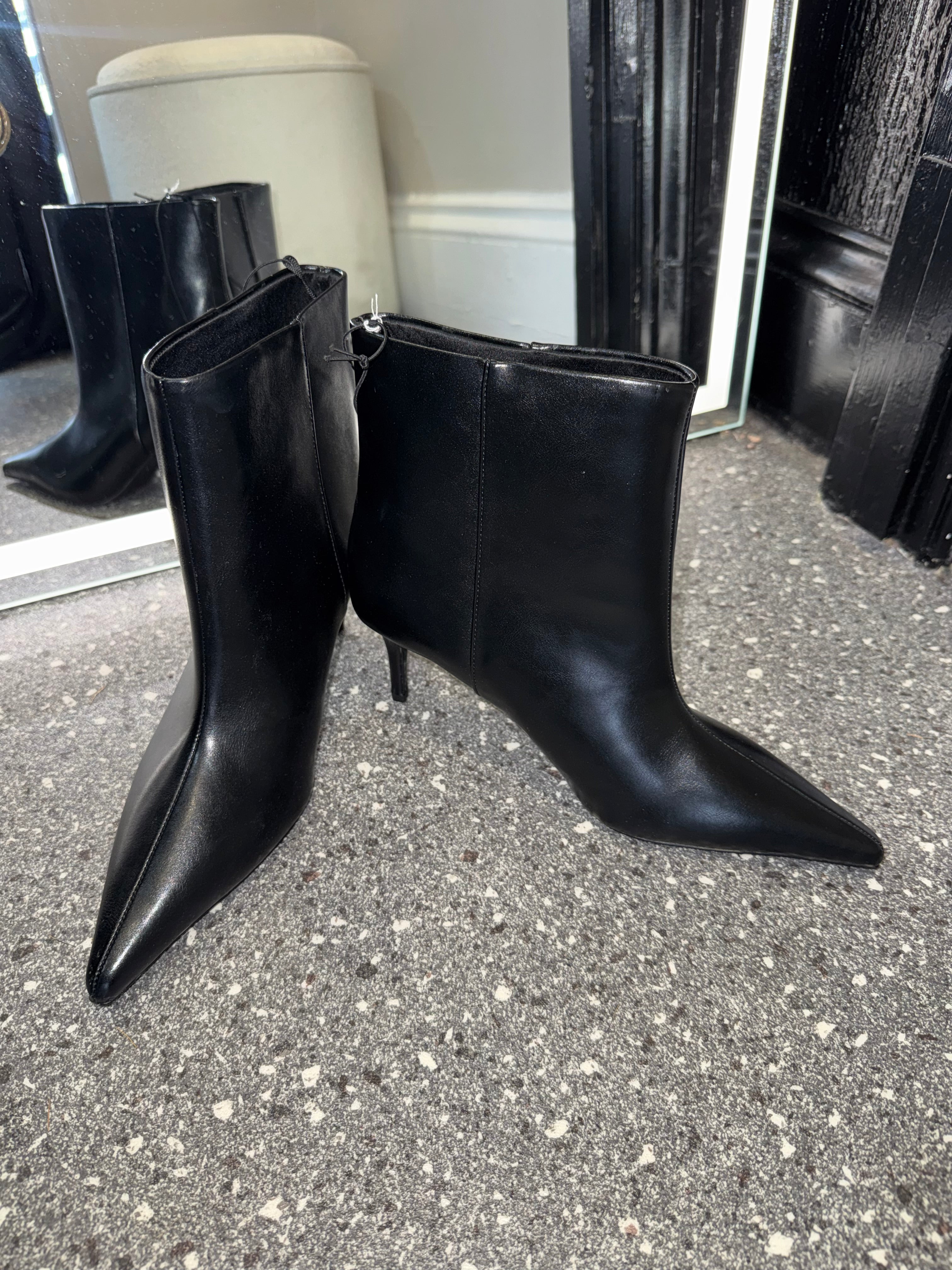 H&M Black Pointed Toe Kitten Heel Ankle Boots – Size 7 New