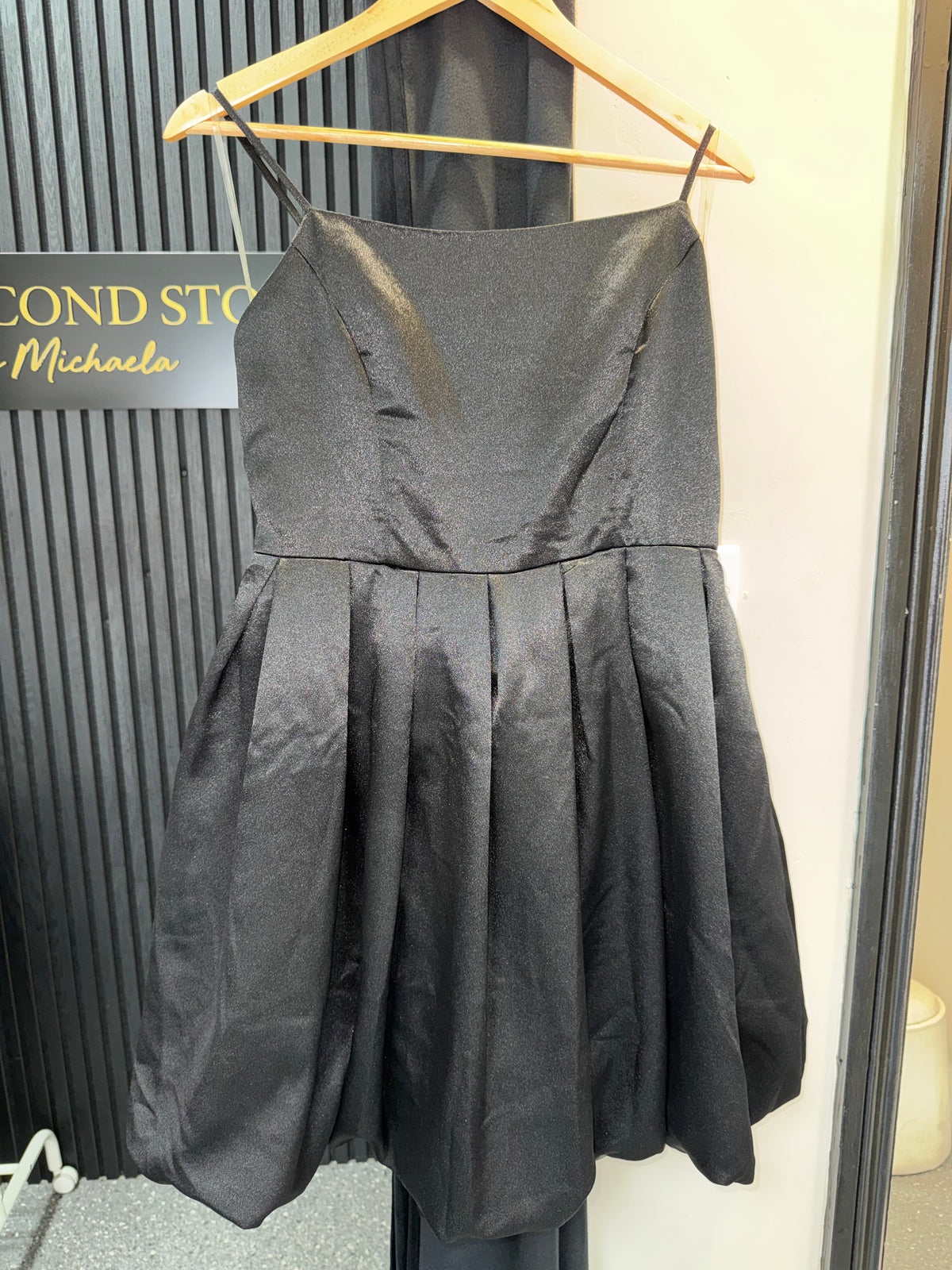 Boohoo Occasion Black Satin Bubble Hem Mini Dress – Size 16 New