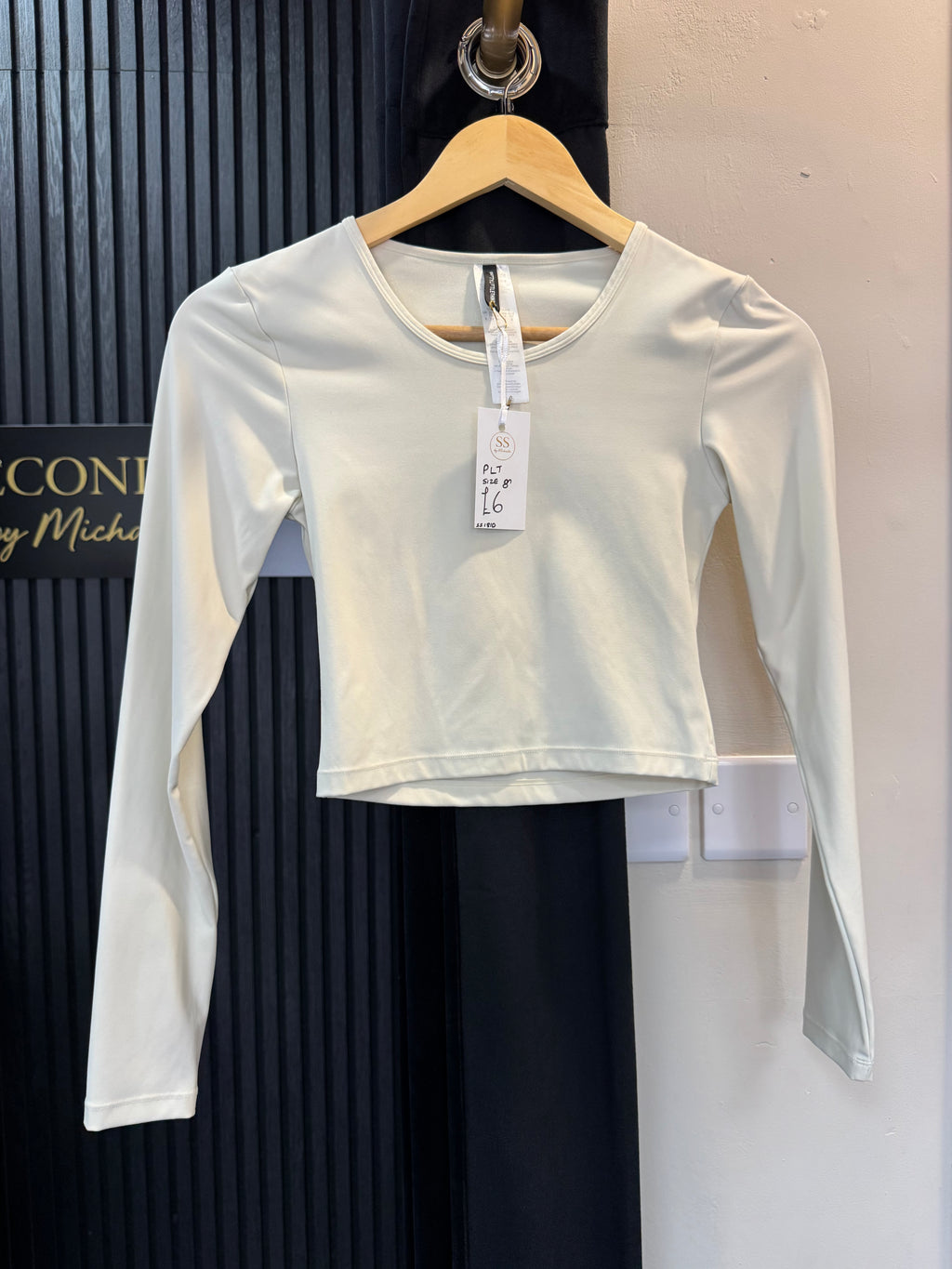PrettyLittleThing Cream Long Sleeve Crop Top Size 8