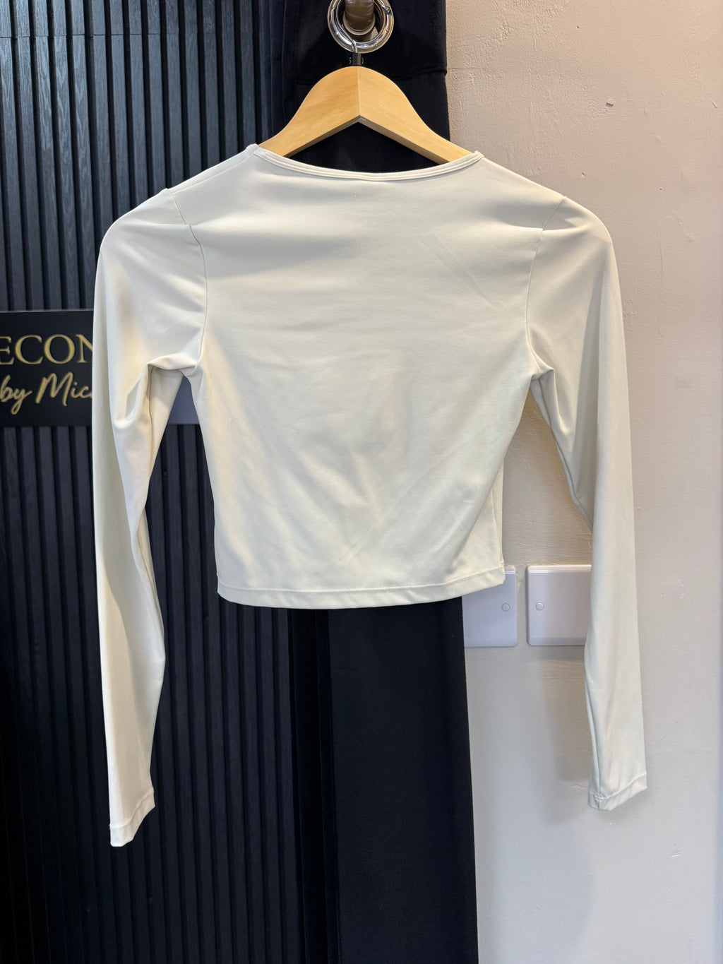 PrettyLittleThing Cream Long Sleeve Crop Top Size 8